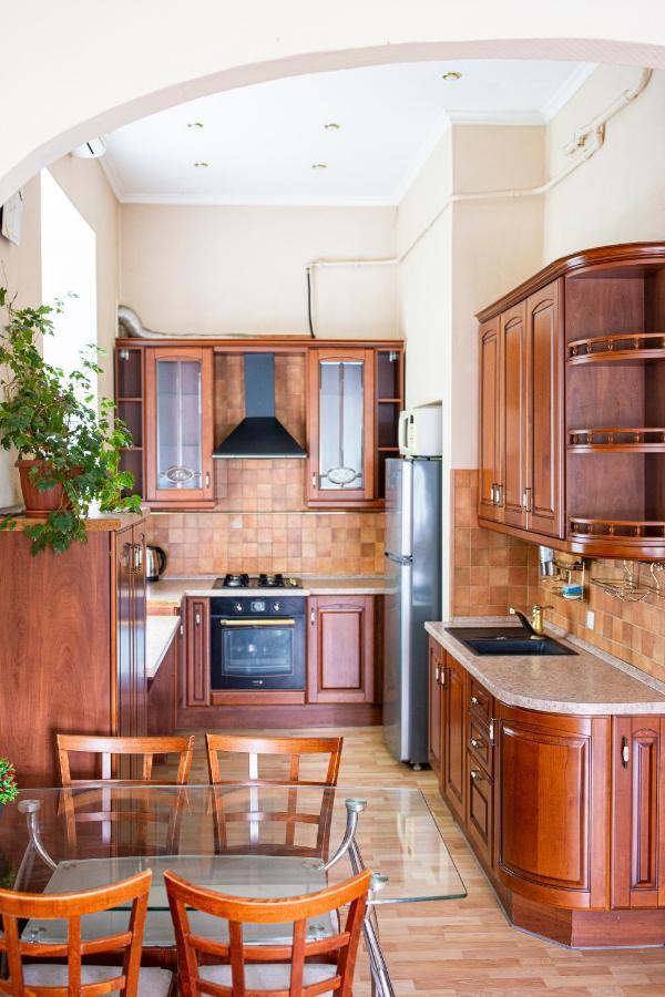 Апартаменти 3-Кімнатні Поруч З Тц Цум, Метро Театральна Kyiv Exterior photo